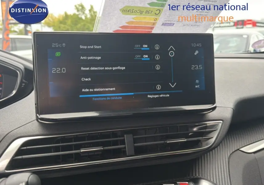 Écran tactile central de la Peugeot 5008 Hybrid 2024, affichant les réglages d’aide à la conduite, vue intérieure frontale.