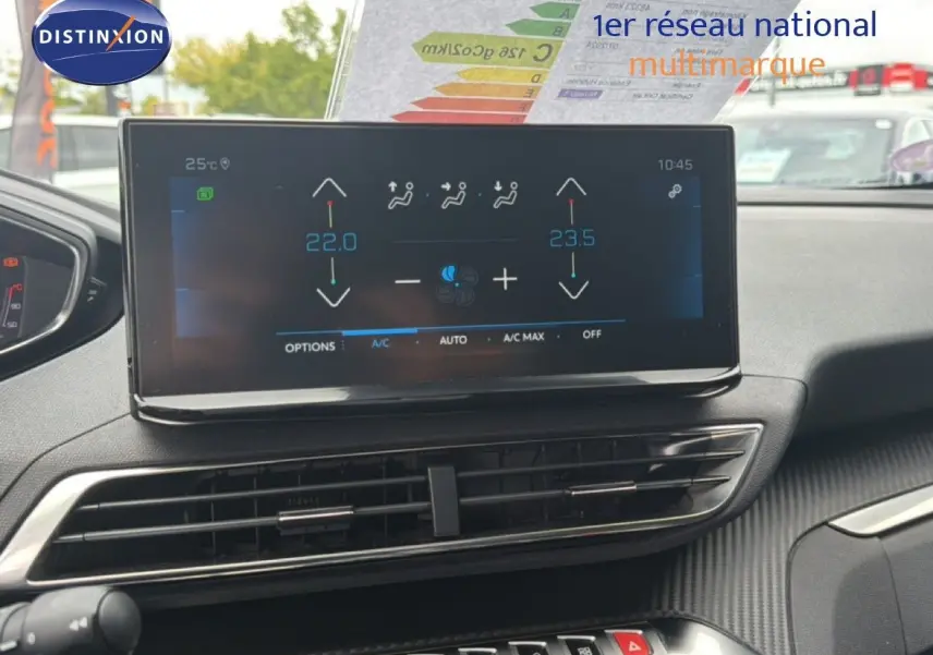 Écran tactile central du tableau de bord du Peugeot 5008 bleu, affichant la climatisation automatique en intérieur.