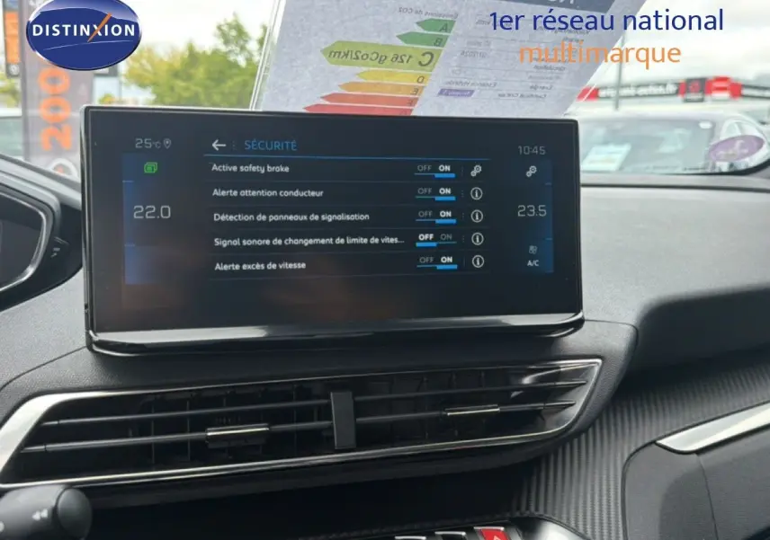 Écran tactile central du Peugeot 5008 Hybrid 2024 affichant les réglages de sécurité, intérieur gris noir.