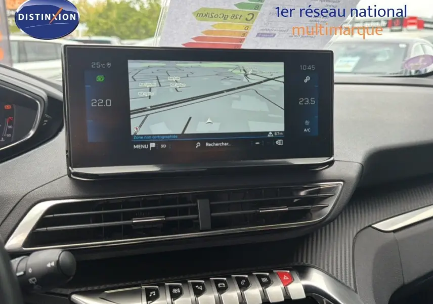 Vue rapprochée de l’écran tactile central du Peugeot 5008 bleu Célèbes Métal, affichant la navigation GPS.