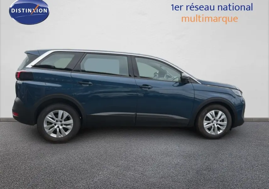 Profil côté droit du Peugeot 5008 hybride 2024 en bleu Celebes Metal avec jantes alliage et toit blanc.