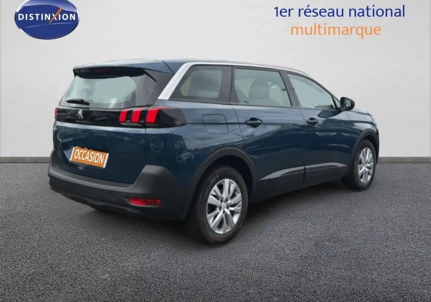 Peugeot 5008 Hybrid bleu Célèbes métal en 3/4 arrière droit, avec feux arrière à griffes rouges distinctifs.