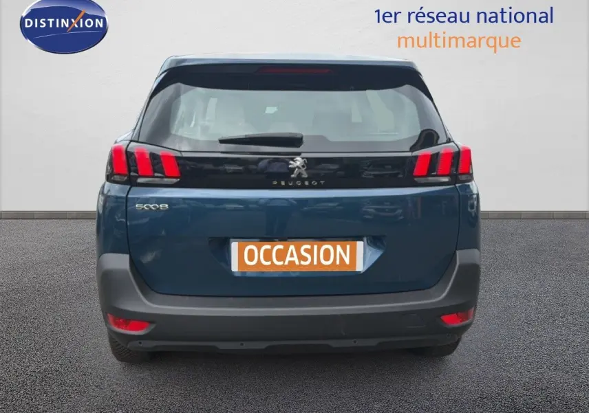 Vue arrière d'un Peugeot 5008 bleu Célèbes Métal 2024 avec feux arrière distinctifs en forme de griffes rouges.