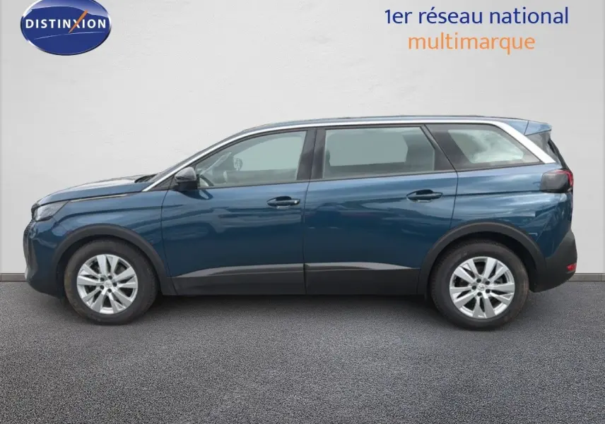 Profil latéral gauche du Peugeot 5008 HYBRID bleu Célèbes métallisé, montrant ses lignes épurées et ses jantes alliage.