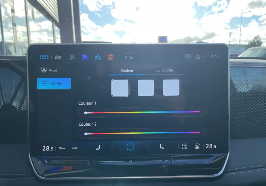 Écran tactile central du Volkswagen Tiguan 2024 affichant les réglages de couleur et luminosité de l'ambiance intérieure.