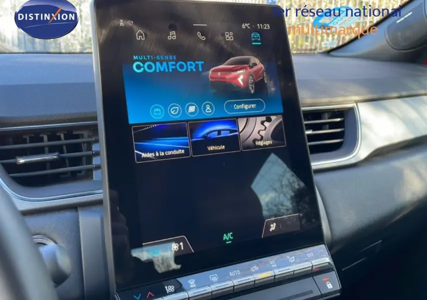 Écran tactile central du Renault Captur 2025 affichant le mode Confort, intérieur avec tableau de bord gris.
