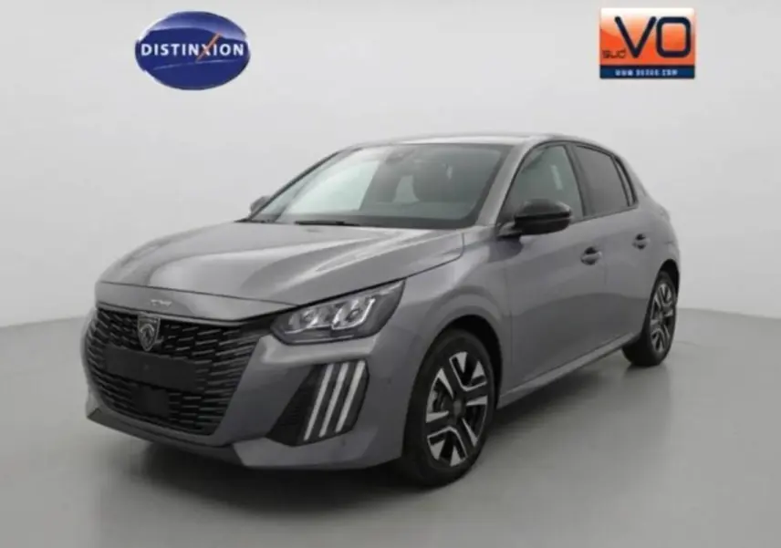 Peugeot 208 Hybrid gris en 3/4 avant droit, avec calandre noire et jantes alliage 16 pouces distinctives.