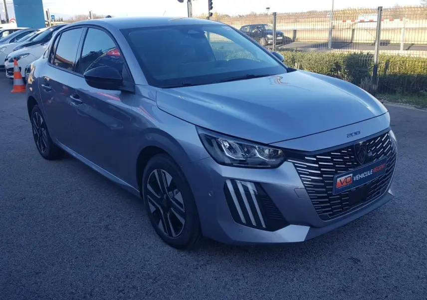 Peugeot 208 Hybrid gris vue 3/4 avant droit, avec calandre noire et jantes alliage 16 pouces distinctives.