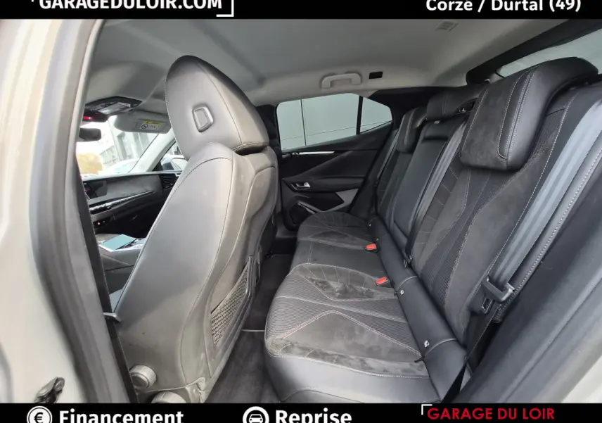 Vue intérieure côté droit montrant la banquette arrière en cuir et alcantara noir du DS4 2024 beige.