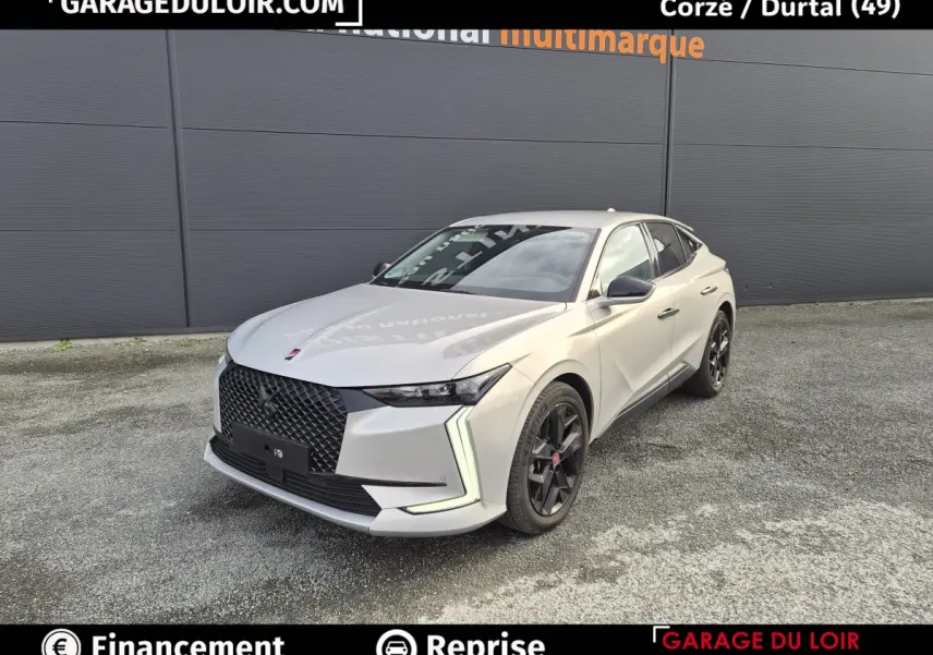 Vue 3/4 avant droite d'une DS4 beige 2024 avec calandre noire distinctive et feux LED en forme de L.