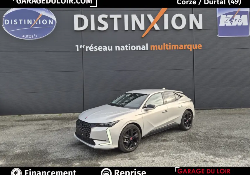 DS4 beige vue 3/4 avant droit, avec calandre noire distinctive et jantes noires sportives.