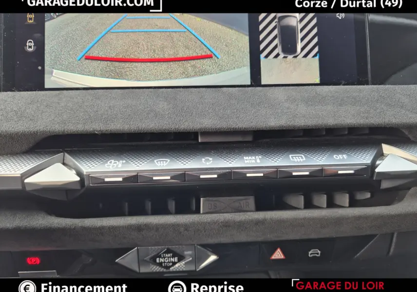 Vue rapprochée du tableau de bord du DS4 beige 2024, mettant en valeur les commandes climatisation et l'écran tactile de recul.