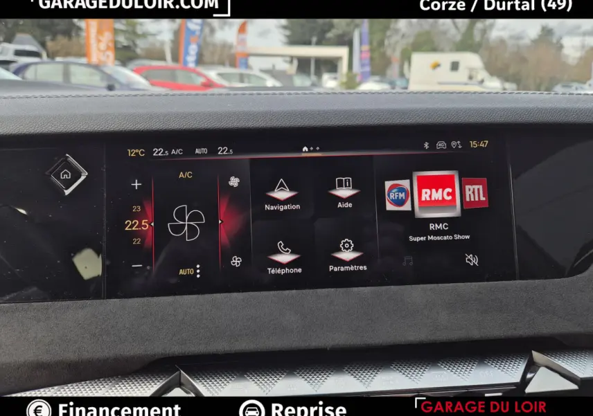Écran tactile central du tableau de bord du DS4 beige 2024, affichant la climatisation et options multimédia.