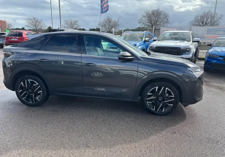 Peugeot 3008 Hybrid gris vue de profil côté gauche, avec jantes alliage noires et design moderne.