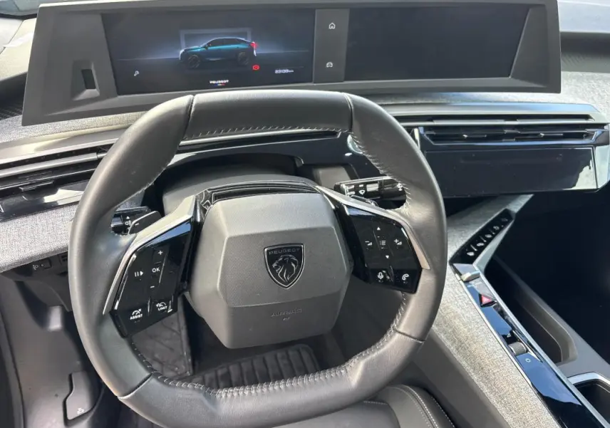 Vue rapprochée du volant cuir noir et du cockpit numérique du Peugeot 3008 Hybrid 145 e-DCS6 Allure 2025.