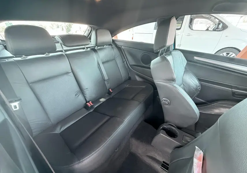 Vue intérieure arrière de l'Opel Astra OPC 2008 montrant les sièges en cuir noir et l'espace passager.