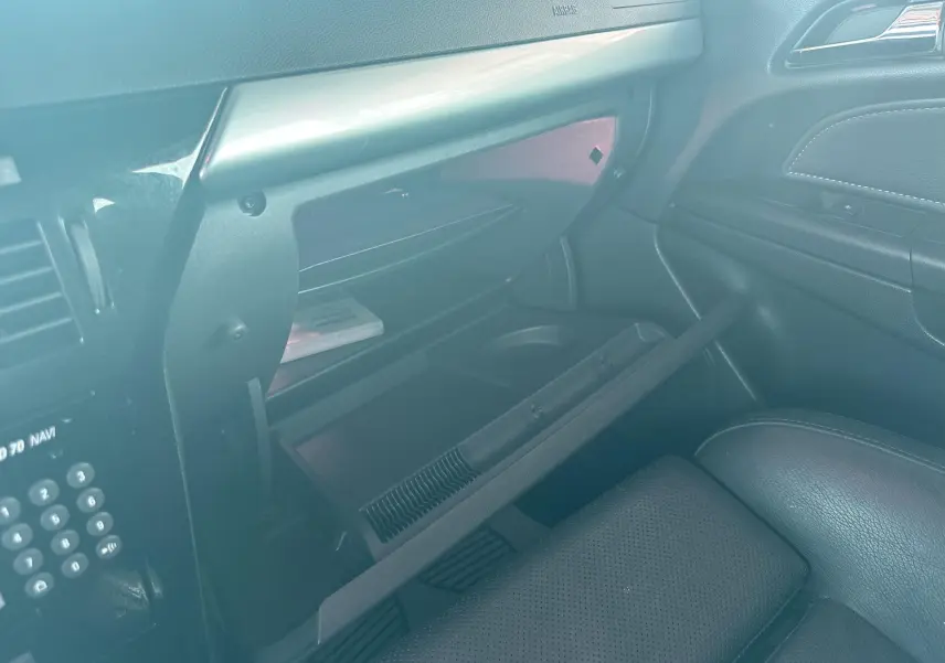Intérieur de l'Opel Astra OPC 2008, vue sur la boîte à gants ouverte côté passager avec sellerie cuir noir.