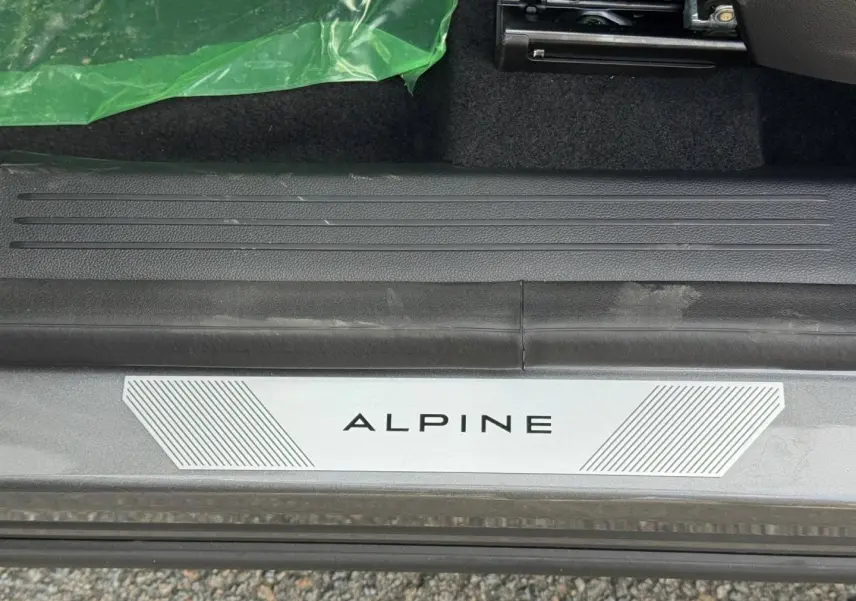 Gros plan sur la plaque de seuil de porte ALPINE du Renault Austral gris Schiste satin, intérieur noir.
