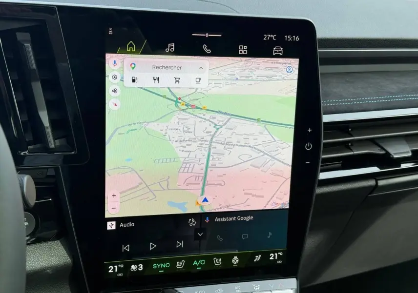 Vue rapprochée de l’écran tactile central affichant la navigation GPS dans l’habitacle du Renault Austral gris Schiste satin.
