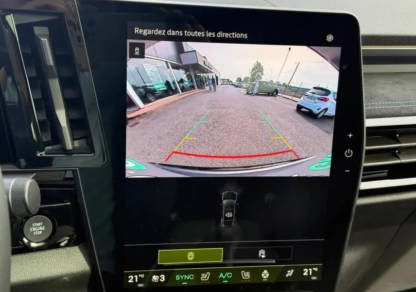 Écran tactile central montrant la caméra de recul du Renault Austral 2026, intérieur avec finition gris et détails noirs.