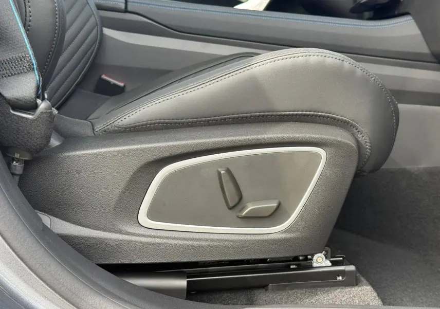 Détail du réglage électrique du siège conducteur en cuir noir dans un Renault Austral 2026.
