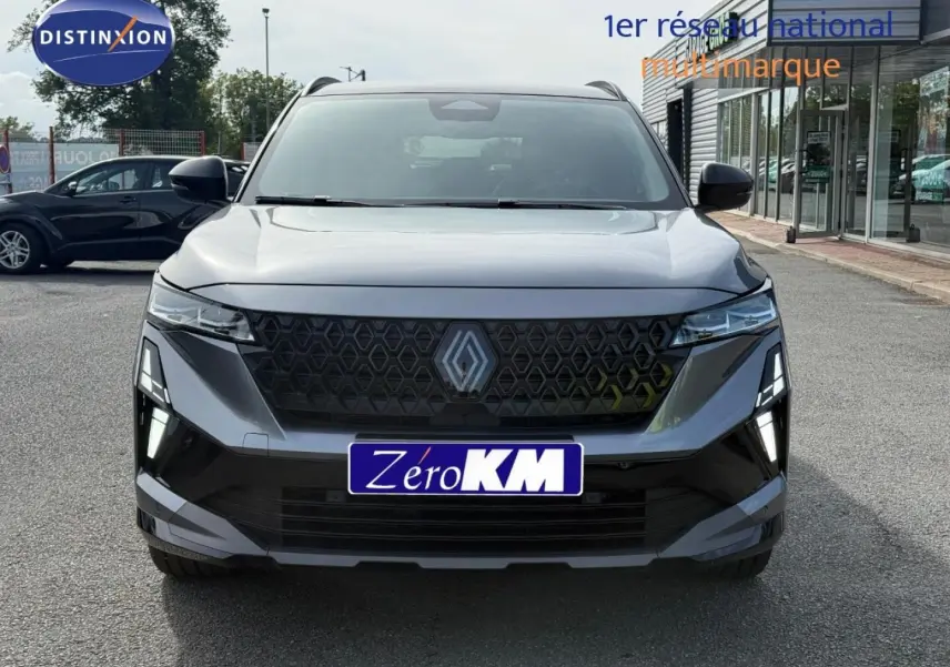 Vue frontale d'un Renault Austral gris Schiste satin avec calandre noire et feux LED distinctifs.