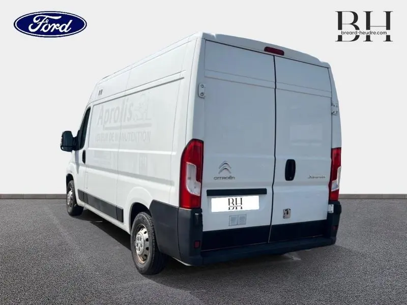 Vue 3/4 arrière droite d’un Citroën Jumper FGN blanc banquise avec portes battantes arrière et logo visible