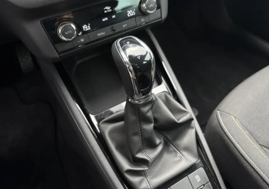 Le levier de vitesses automatique noir et chrome du Skoda Kamiq 2024 avec commandes de climatisation bi-zone visibles.