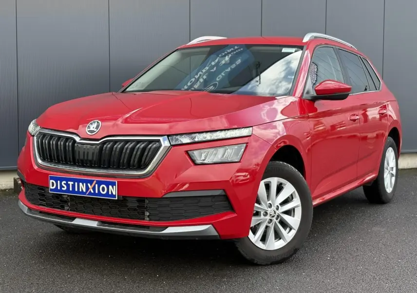 Vue 3/4 avant droite d'un Skoda Kamiq rouge Velvet avec calandre chromée et jantes alliage 16 pouces.