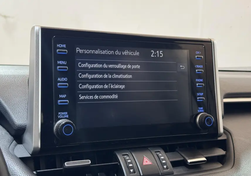 Écran tactile central affichant les options de personnalisation du véhicule dans l'habitacle du Toyota RAV4 hybride.