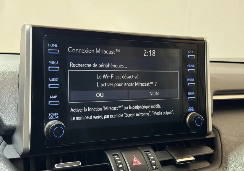 Écran tactile central affichant la connexion Miracast dans l’habitacle du Toyota RAV4 gris clair hybride 2021.