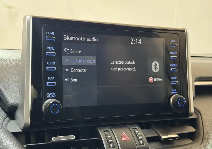 Écran tactile multimédia affichant Bluetooth audio dans l’habitacle du Toyota RAV4 hybride gris clair.