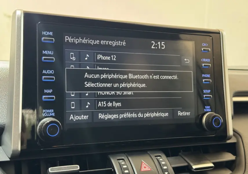 Écran tactile central du Toyota RAV4 hybride 2021 affichant la connexion Bluetooth, avec boutons latéraux illuminés.