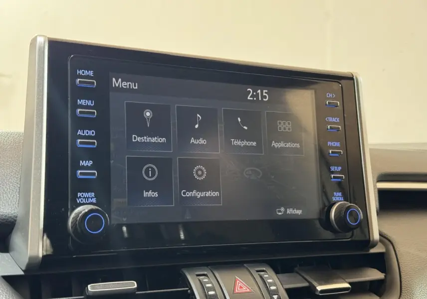 Écran tactile central affichant le menu multimédia du Toyota RAV4 hybride, intérieur noir moderne.