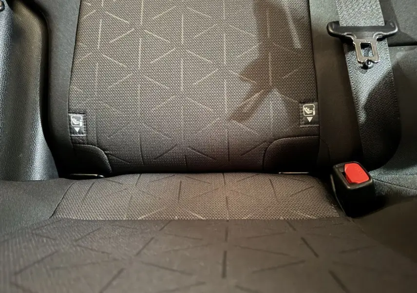 Gros plan sur la banquette arrière noire du Toyota RAV4 Hybride 2021 avec ceintures et fixations Isofix visibles.