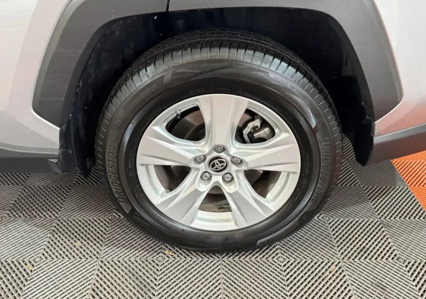 Gros plan sur la roue avant gauche gris clair du Toyota RAV4 Hybride 2021 avec jante alliage cinq branches