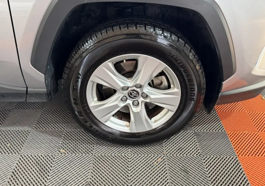 Gros plan sur la roue avant droite gris clair du Toyota RAV4 hybride avec jante alliage et pneu Bridgestone.