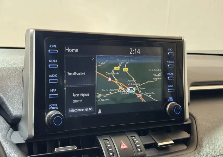 Écran tactile 8 pouces affichant la navigation GPS dans l'habitacle du Toyota RAV4 hybride gris clair.