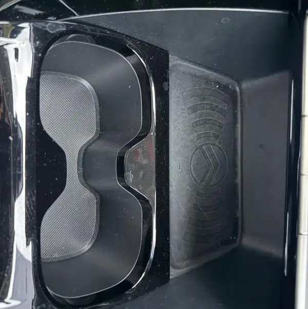 Gros plan sur le porte-gobelets noir avec logo Citroën en relief dans l'habitacle de la Citroën C3 gris.