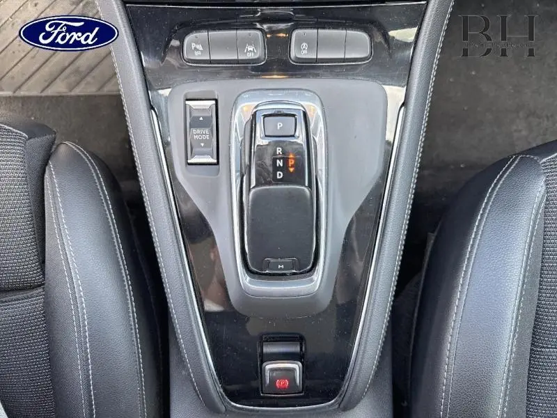 Vue plongeante sur la console centrale noire avec levier de boîte automatique et commandes du Opel Grandland 2023.