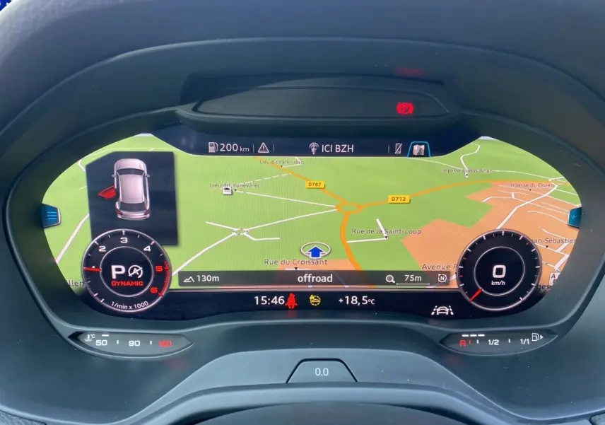 Affichage numérique du tableau de bord Audi Q2 35 TDI S-Line 2024 avec navigation et indicateurs de conduite.