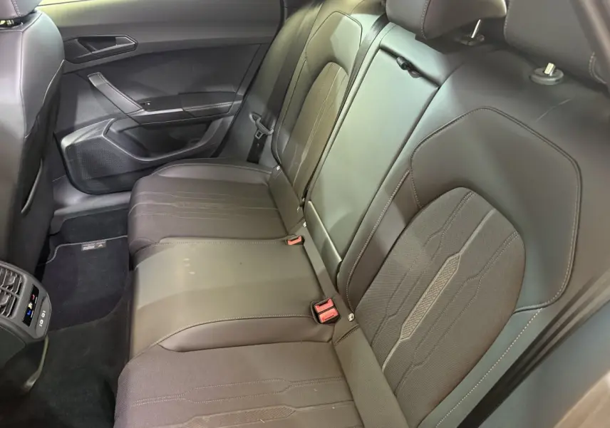 Vue côté droit de la banquette arrière noire en cuir et tissu du CUPRA Formentor 1.5 TSI 2023 avec ceintures visibles.