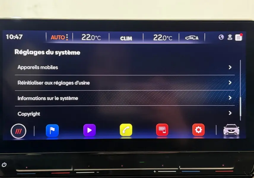 Écran tactile central affichant les réglages système du CUPRA Formentor noir, vue rapprochée intérieure.