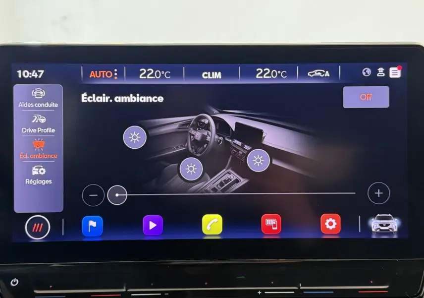 Écran tactile intérieur affichant le réglage de l’éclairage d’ambiance du tableau de bord du CUPRA Formentor noir.