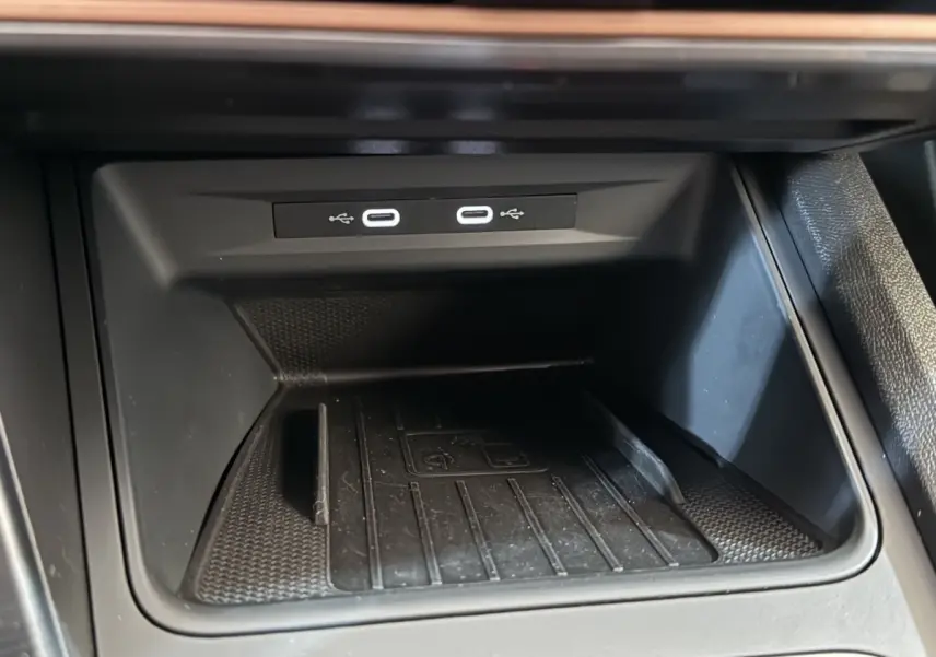 Espace de rangement noir avec double port USB-C et surface de recharge sans fil dans une CUPRA Formentor 2023.