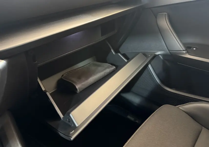 Gant de boîte à gants ouvert côté passager dans l'habitacle noir du CUPRA Formentor 1.5 TSI 2023.