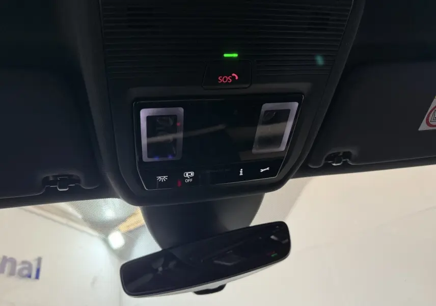 Vue intérieure du plafonnier noir avec bouton SOS rouge et rétroviseur intérieur d'une CUPRA Formentor 2023.