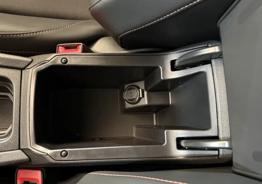 Vue plongeante sur le rangement central noir avec prise 12V du CUPRA Formentor 1.5 TSI 150ch DSG7 Business Edition 2023.