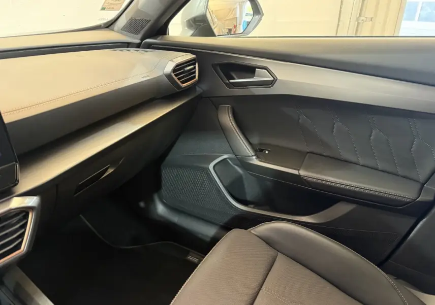 Intérieur côté passager de la CUPRA Formentor 1.5 TSI 2023, tableau de bord noir et garnitures modernes.