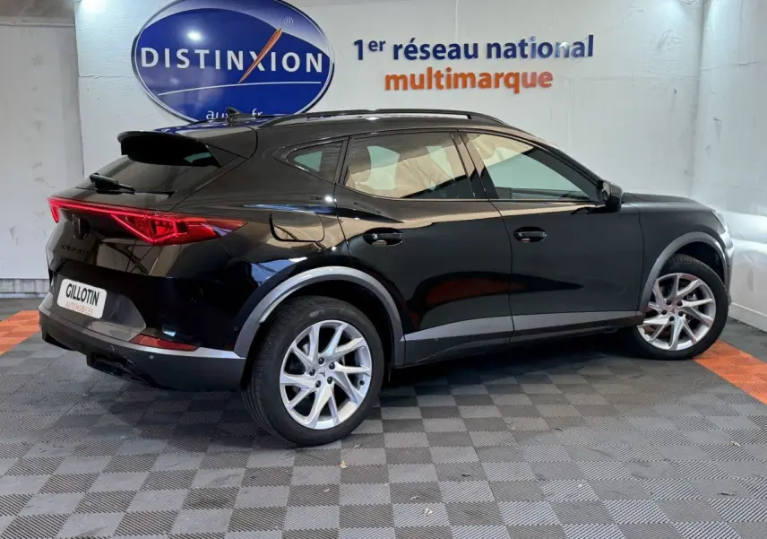 Vue 3/4 arrière droite du CUPRA Formentor noir 2023 avec jantes argentées et feux arrière LED distinctifs.